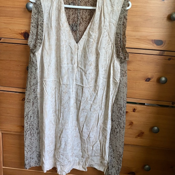 Sandwich tunic-sz 38.  Beautiful material - Picture 2 of 2